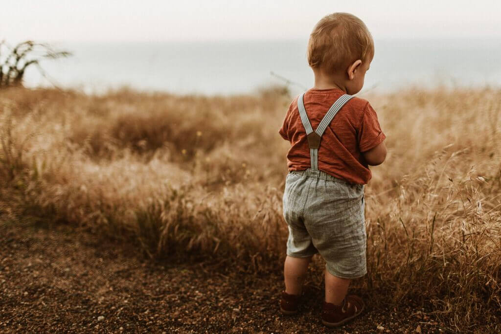 little boy looking out over the field t20 2wgQzO