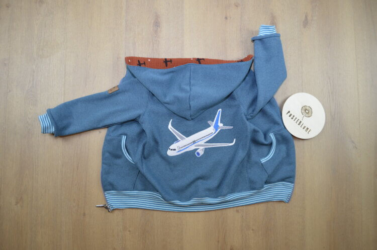 Sweatjacke in mintgrün mit Passagierflugzeug als Stickmotiv