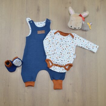 Babyset in dunkelblau, bestehend aus einem Strampler, Body und Walkschuhen