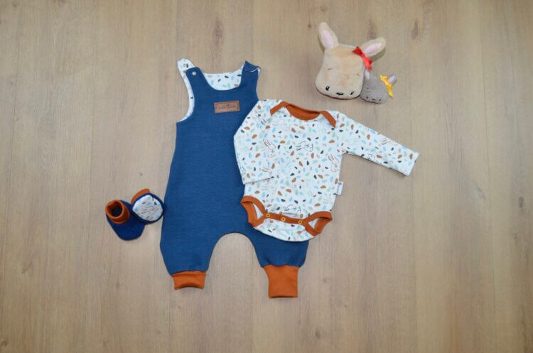 Babyset in dunkelblau, bestehend aus einem Strampler, Body und Walkschuhen