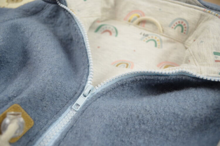 Walkparka in mint, Innenfutter Regenbögen, Detailfoto