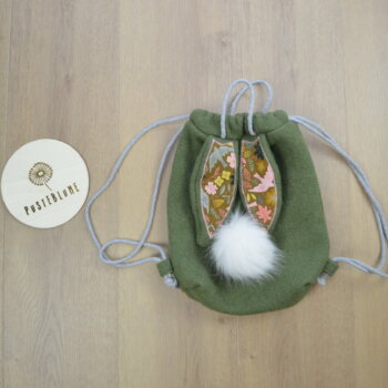 Walkrucksack wiesengrün mit Hasenohren und Bommel