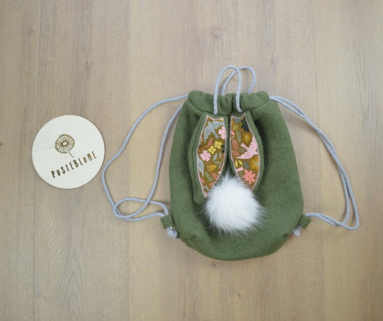 Walkrucksack wiesengrün mit Hasenohren und Bommel