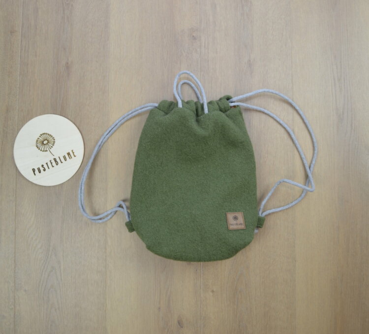 Walkrucksack wiesengrün mit Hasenohren und Bommel