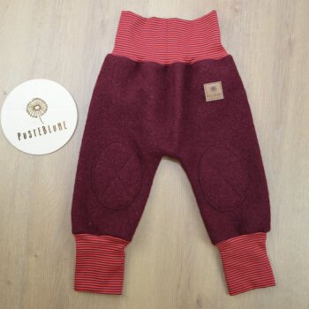 Walkhose rot mit Ringelbündchen, Vorderansicht