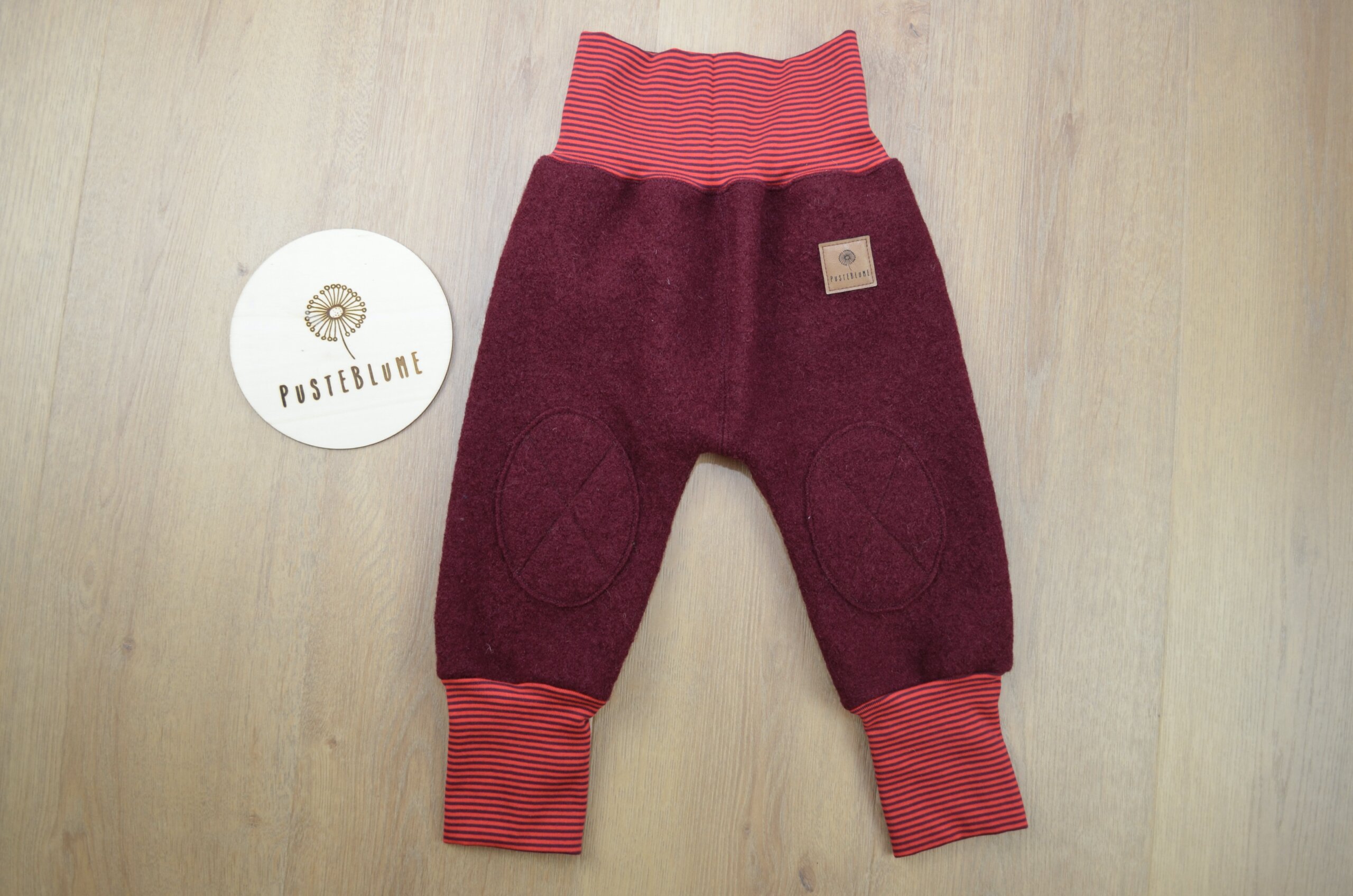 Walkhose rot mit Ringelbündchen, Vorderansicht