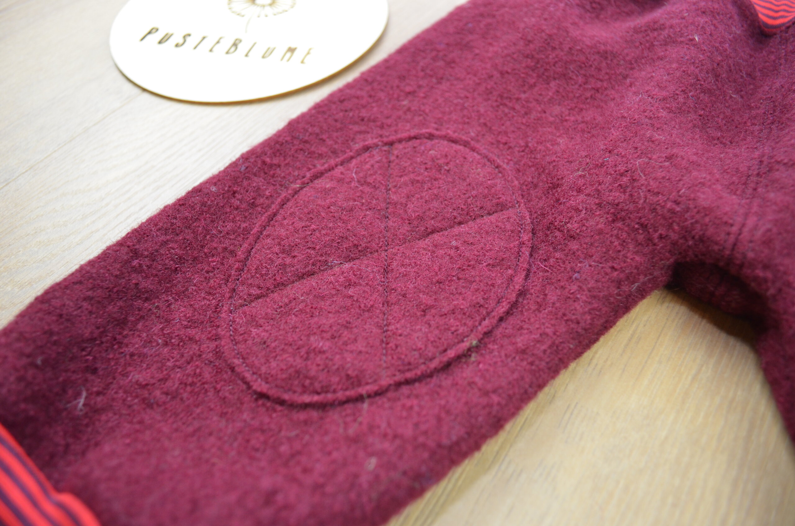 Walkhose rot mit Ringelbündchen, Detailfoto