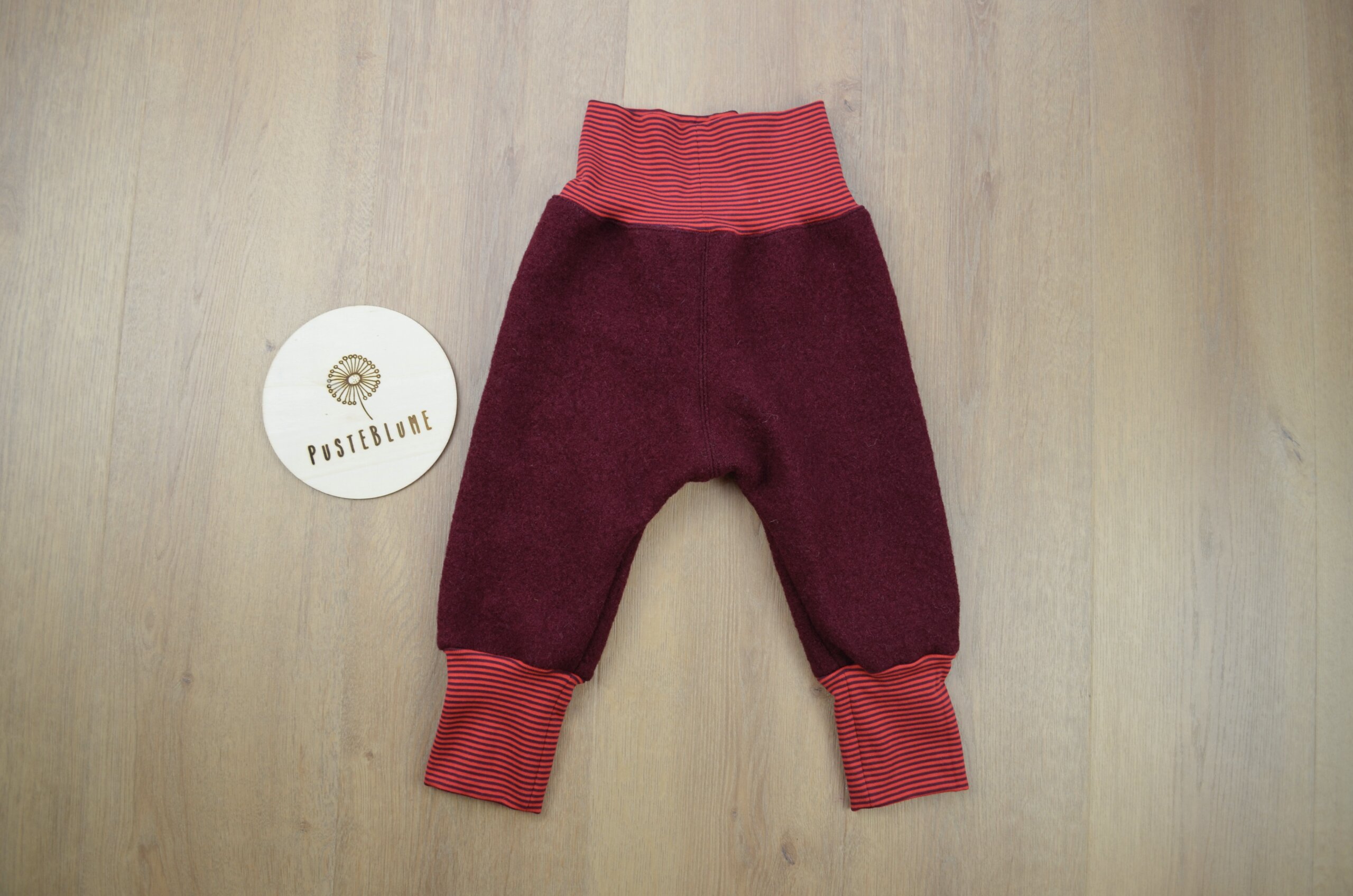 Walkhose rot mit Ringelbündchen, Rückansicht