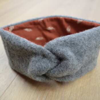 Knotenstirnband, Wollfleece hellgrau, Jersey mit Federn