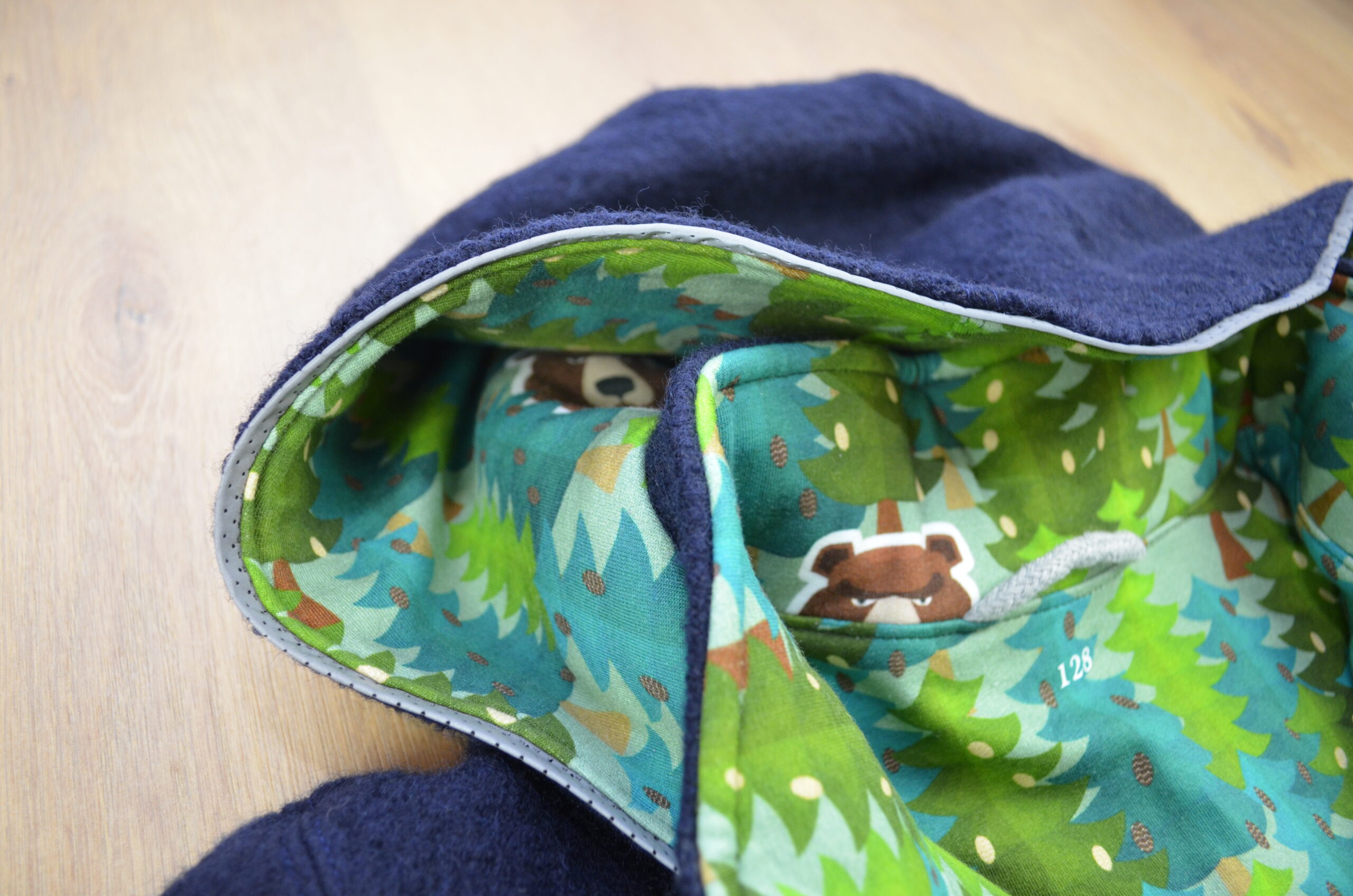 Walkparka nachtblau, Bär mit Loop und Jerseyhaube, Detailfoto