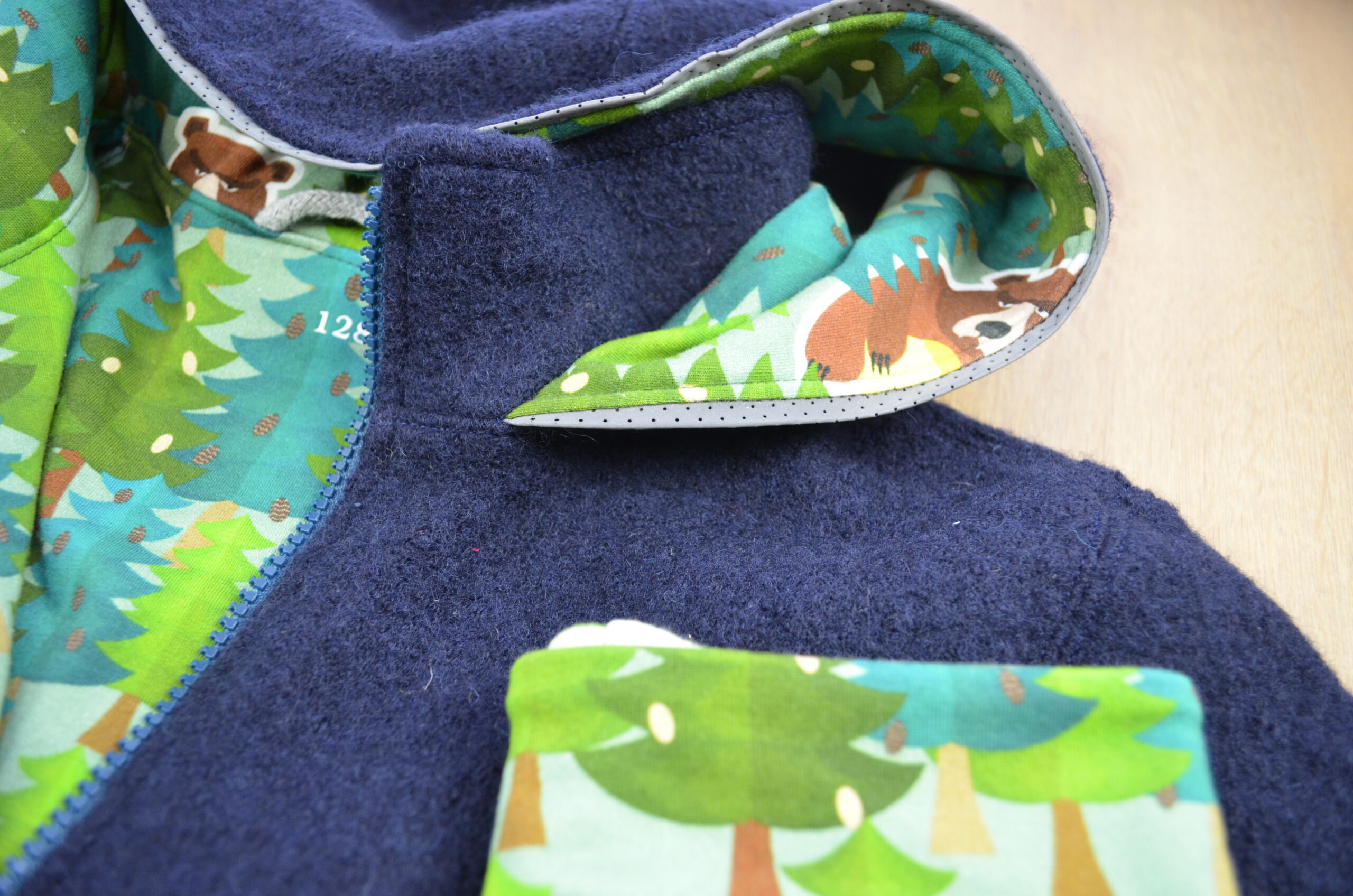 Walkparka nachtblau, Bär mit Loop und Jerseyhaube, Detailfoto