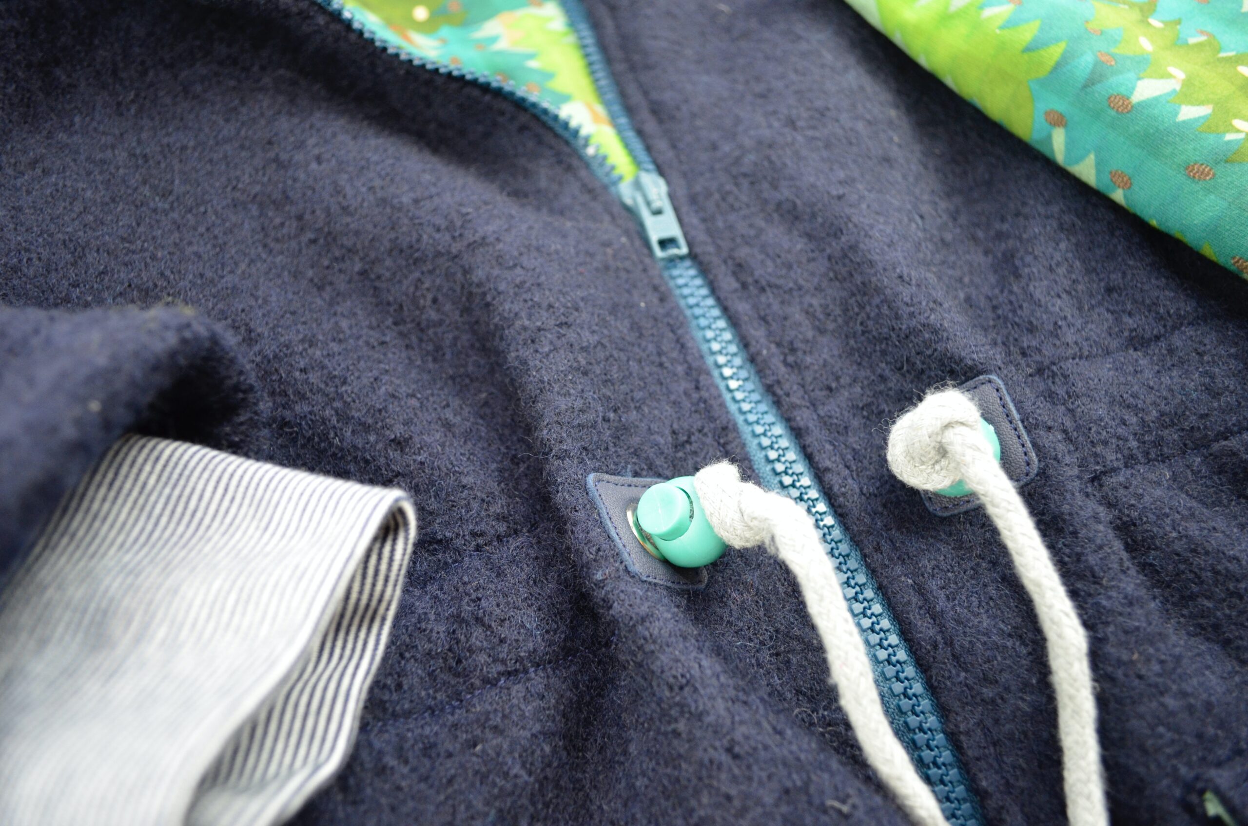 Walkparka nachtblau, Bär mit Loop und Jerseyhaube, Detailfoto