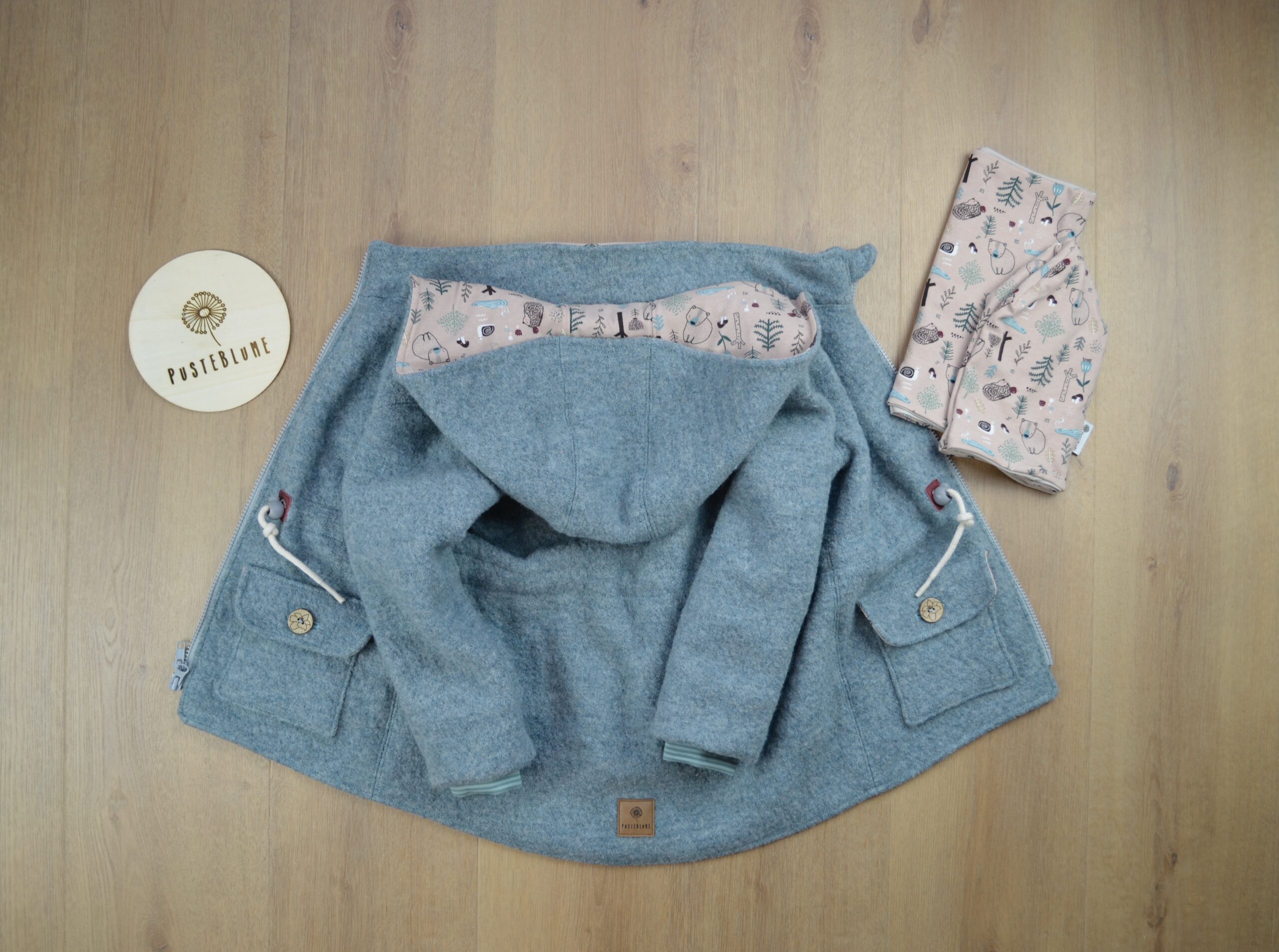Walkparka, eisblau mit Bären und Igeln