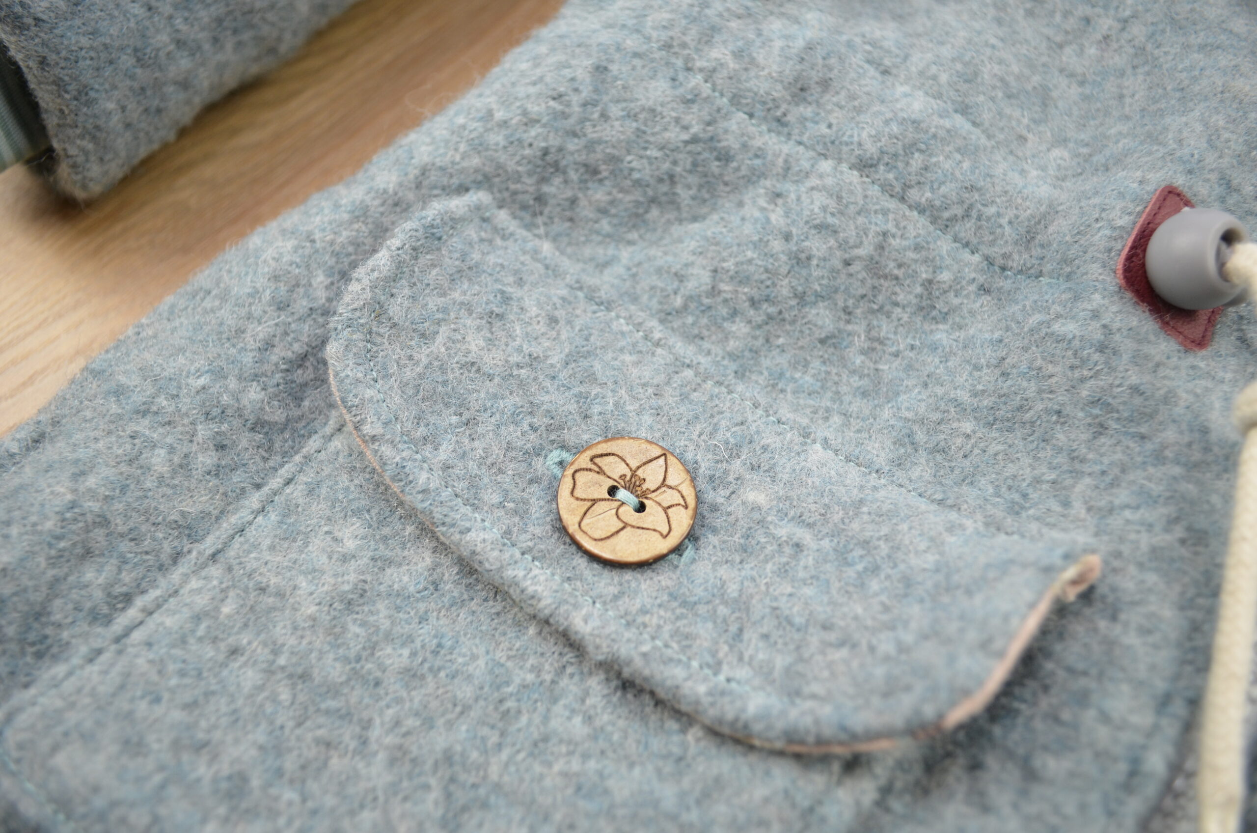 Walkparka, eisblau mit Bären und Igeln, Detailfoto