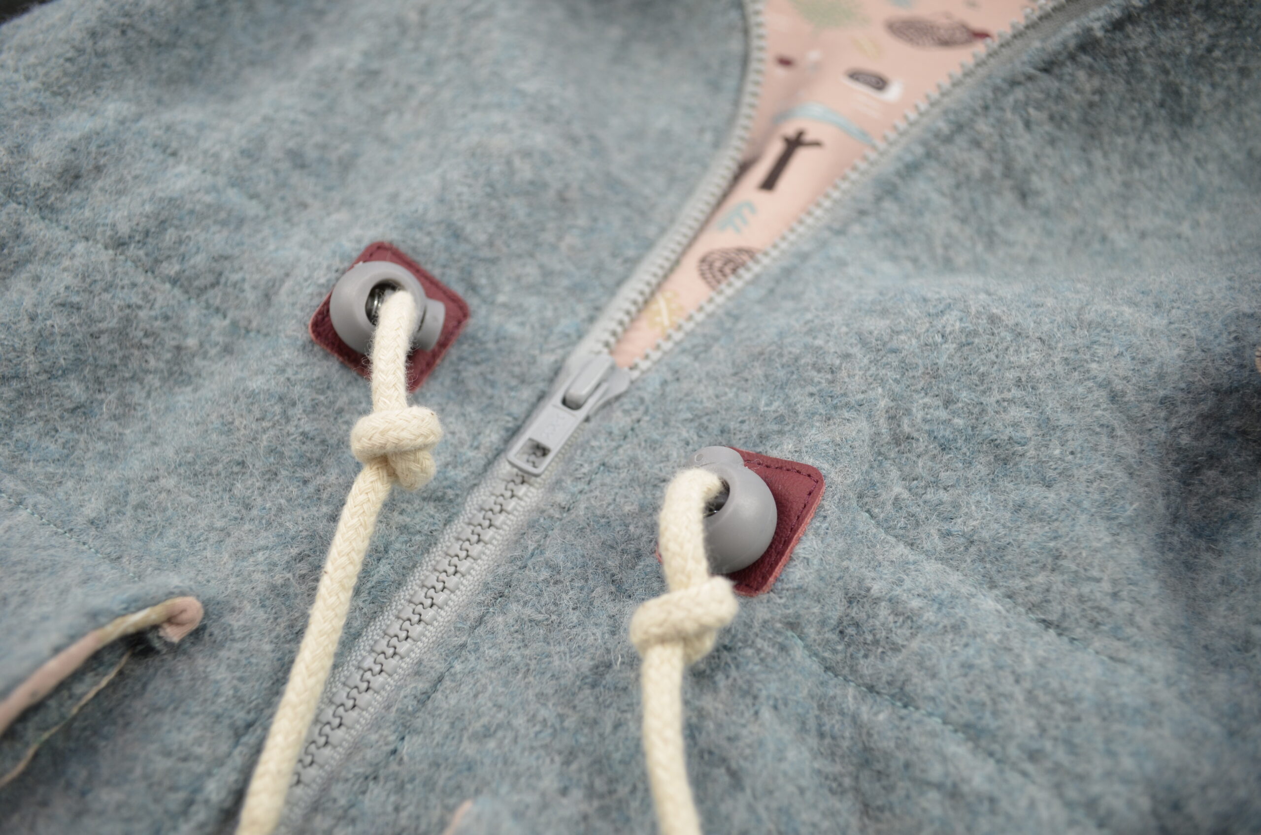 Walkparka, eisblau mit Bären und Igeln, Detailfoto