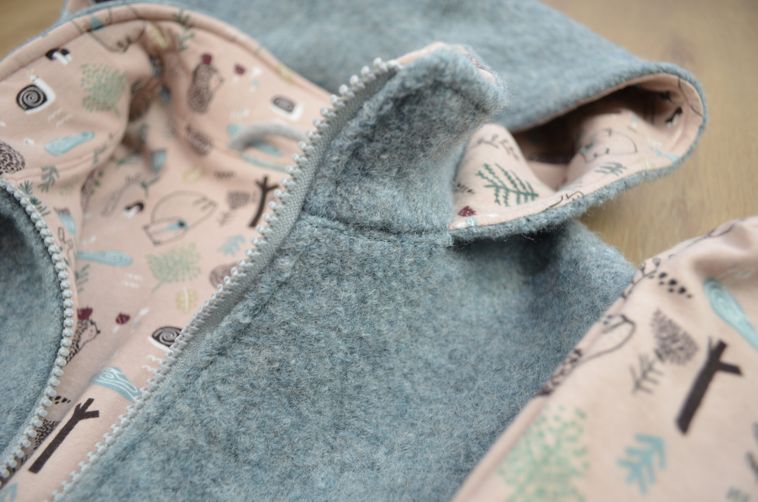 Walkparka, eisblau mit Bären und Igeln, Detailfoto