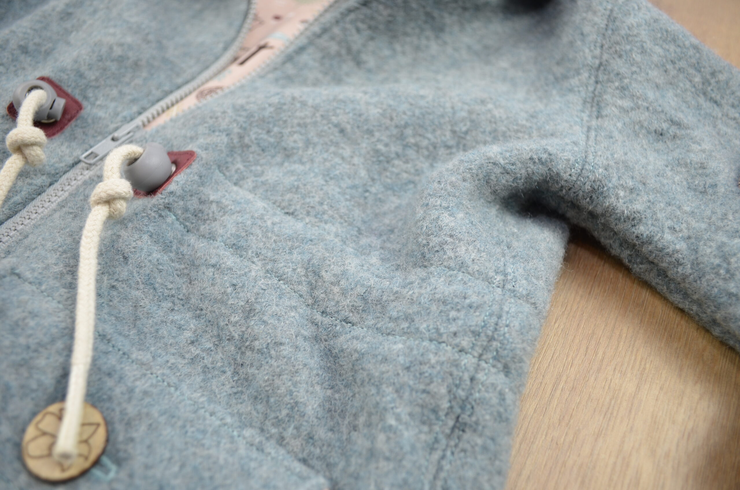 Walkparka, eisblau mit Bären und Igeln, Detailfoto