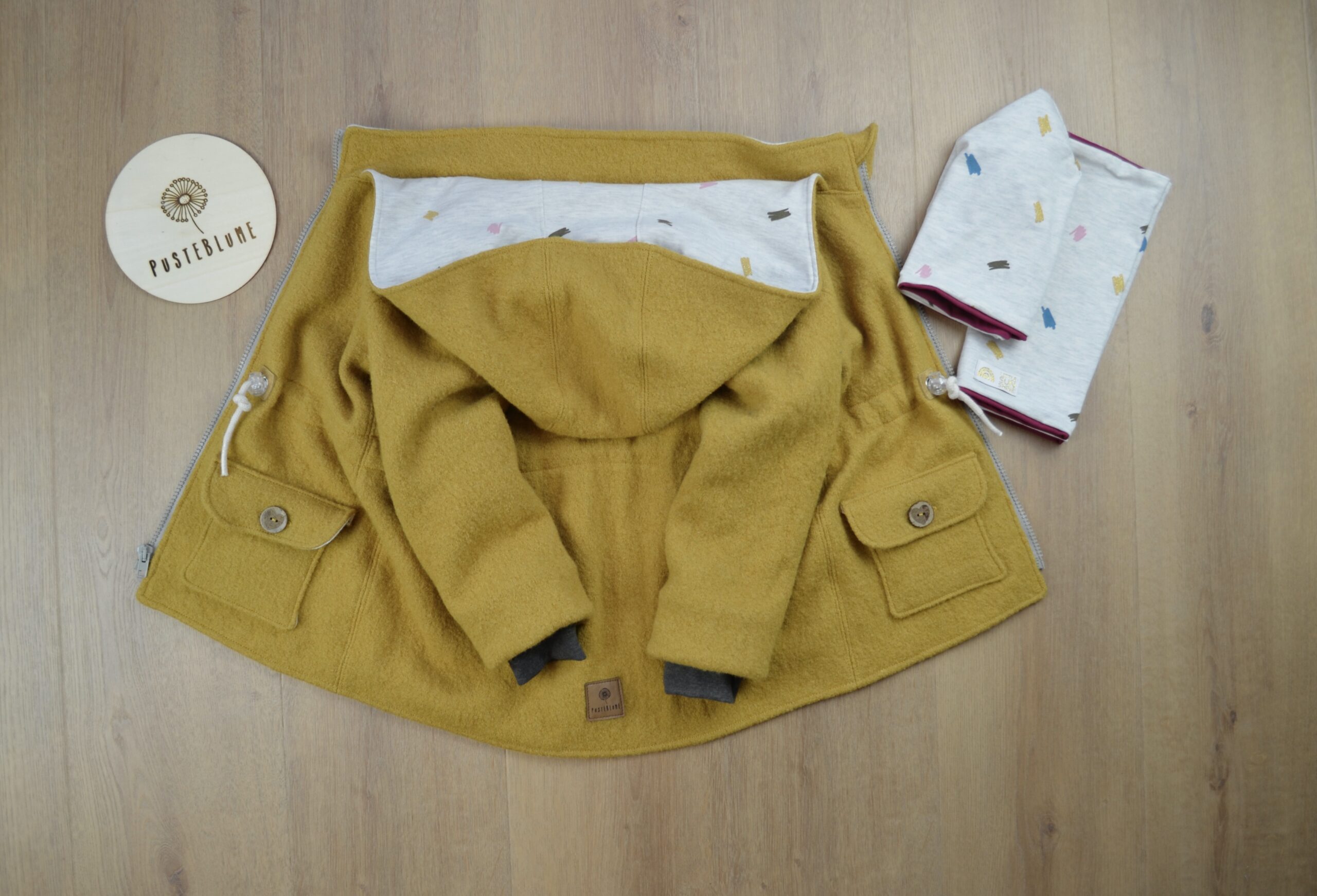 Walkparka, senfgelb, grau weiß meliert, Pinselstriche