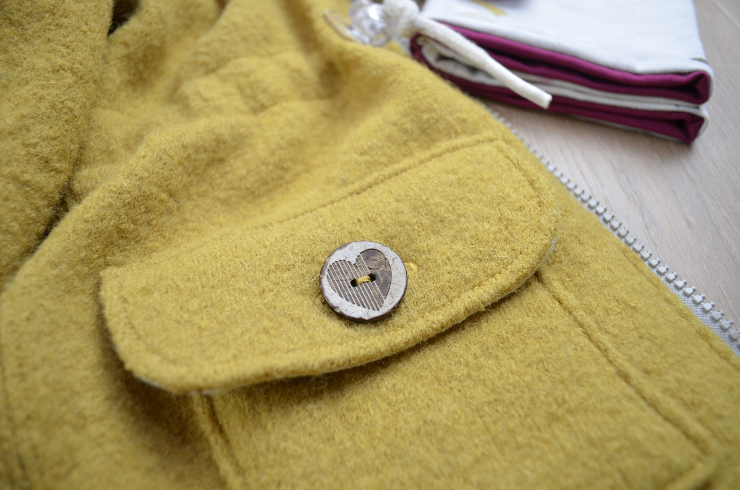 Walkparka, senfgelb, grau weiß meliert, Pinselstriche, Detailfoto